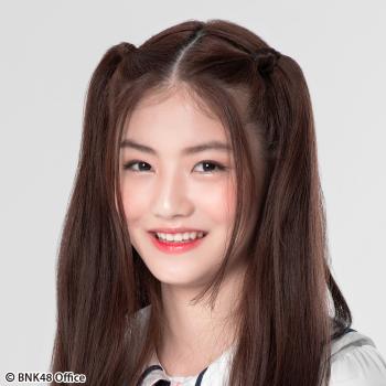 ファイル:2018年BNK48プロフィール Kamonthida Rotthawinithi 1.jpg
