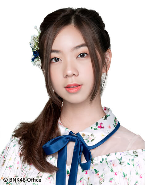 ファイル:2018年BNK48プロフィール Punsikorn Tiyakorn 2.jpg