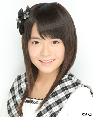 ファイル:2012年HKT48プロフィール 岩花詩乃.jpg