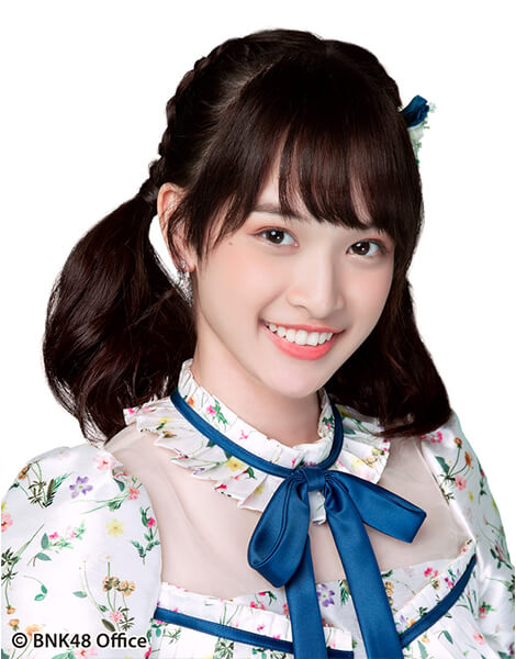 ファイル:2018年BNK48プロフィール Chanyapuk Numprasop 2.jpg