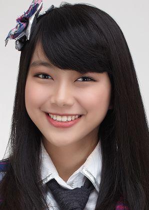 ファイル:2015年JKT48プロフィール Maria Genoveva Natalia Desy Purnamasari Gunawan.jpg