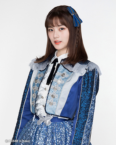 ファイル:2018年AKB48 Team SHプロフィール 魏新 2.jpg