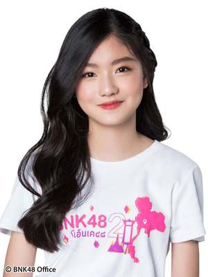 ファイル:2018年BNK48プロフィール Kamonthida Rotthawinithi.jpg