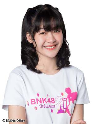 ファイル:2018年BNK48プロフィール Khawisara Singplod.jpg