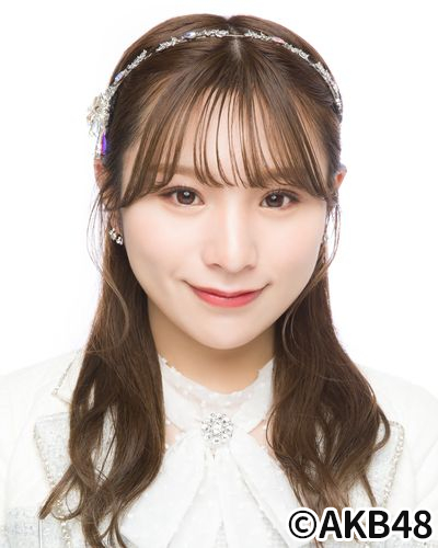 ファイル:2022年AKB48プロフィール 左伴彩佳.jpg
