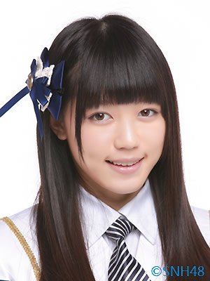 ファイル:2014年SNH48プロフィール 易嘉爱.jpg