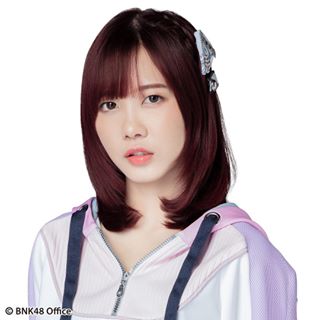 ファイル:2019年BNK48プロフィール Jiradapa Intajak.jpg