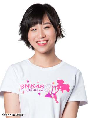 ファイル:2018年BNK48プロフィール Jidrapha Chamchooy.jpg