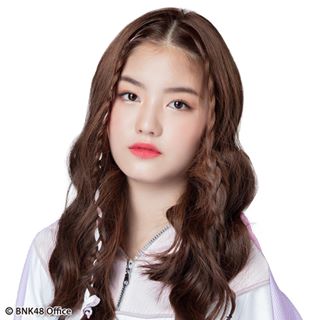 ファイル:2019年BNK48プロフィール Kamonthida Rotthawinithi.jpg
