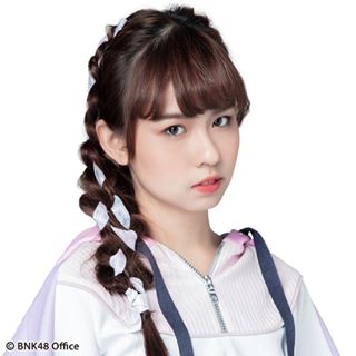 ファイル:2019年BNK48プロフィール Suchaya Saenkhot.jpg