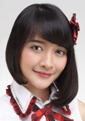 ファイル:2015年JKT48プロフィール Devi Kinal Putri.jpg