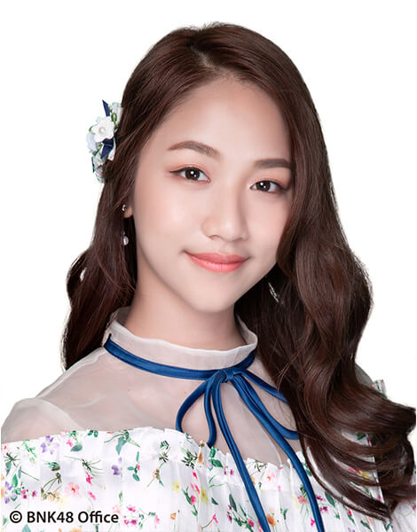 ファイル:2018年BNK48プロフィール Nawaporn Chansuk 2.jpg