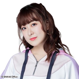 ファイル:2019年BNK48プロフィール 伊豆田莉奈.jpg
