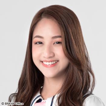 ファイル:2018年BNK48プロフィール Nawaporn Chansuk 1.jpg
