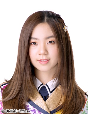 ファイル:2017年BNK48プロフィール Punsikorn Tiyakorn 3.jpg