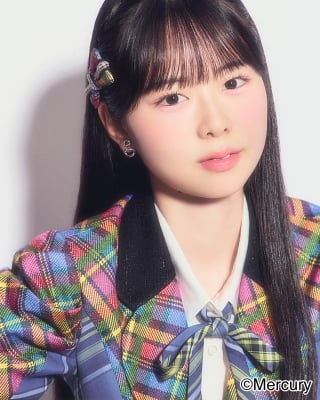 ファイル:2025年HKT48プロフィール 青木日菜子 2.jpg