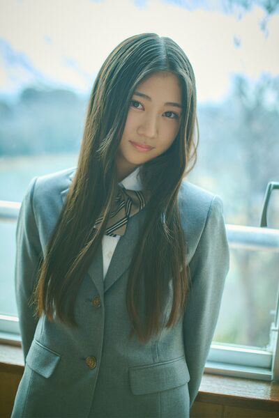 ファイル:2025年乃木坂46プロフィール 全身 川端晃菜.jpg