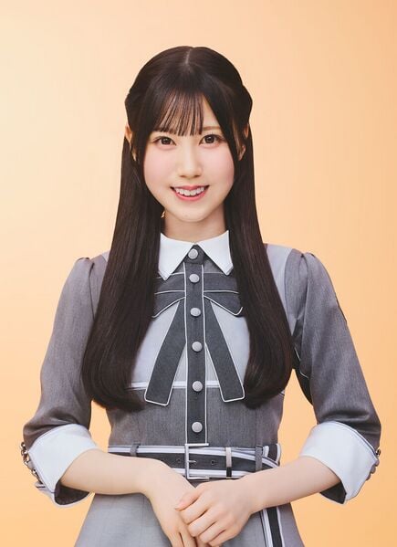 ファイル:2026年日向坂46プロフィール 鶴崎仁香 3.jpg