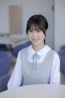 2025年日向坂46プロフィール 全身 鶴崎仁香.jpg
