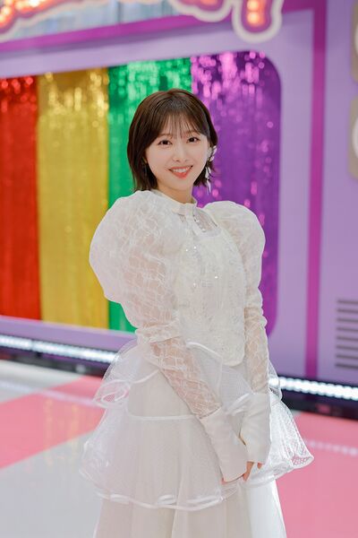 ファイル:2025年13th Single ひなた坂46 LIVE プロフィール 富田鈴花.jpg