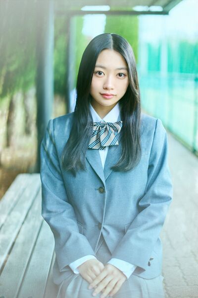 ファイル:2025年乃木坂46プロフィール 全身 小津玲奈.jpg