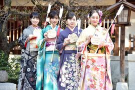 2020年1月9日に行われた乃木神社での乃木坂46「成人式」。 （左から）大園桃子、山下美月、渡辺みり愛、向井葉月。2期生は全員が成人となる。