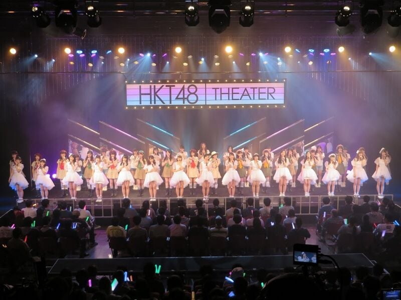 ファイル:HKT48劇場（西鉄ホール） ネオンサイン（演出時）.JPG