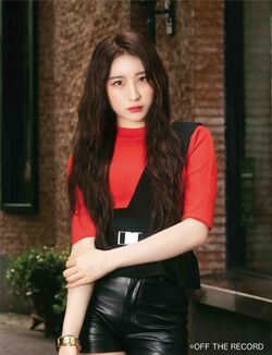 2019年IZ*ONEプロフィール Lee Chae Yeon 5.jpg