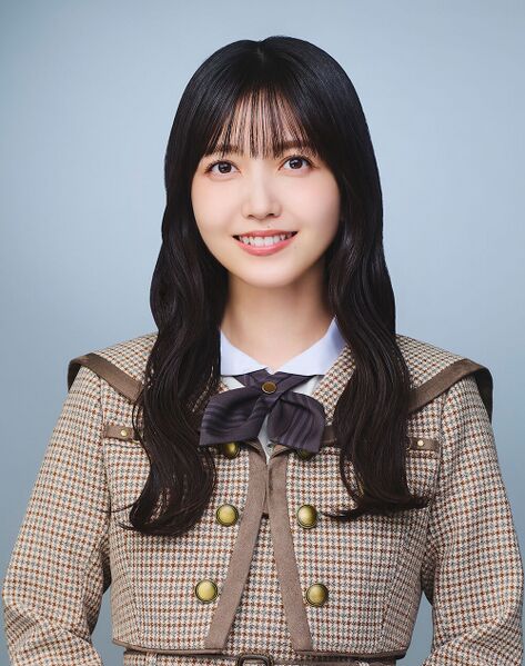 ファイル:2025年乃木坂46プロフィール 久保史緒里 3.jpg
