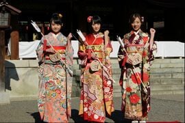 2016年1月8日に行われた乃木神社での乃木坂46「成人式」。 （左から）伊藤万理華、生駒里奈、川村真洋。
