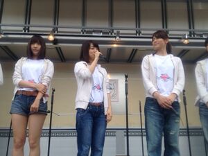 2012年6月9日(第14回)、岩手県大船渡市を訪問した際の様子。衣装は「誰かのためにTシャツ」とデニムが基本となっていた。