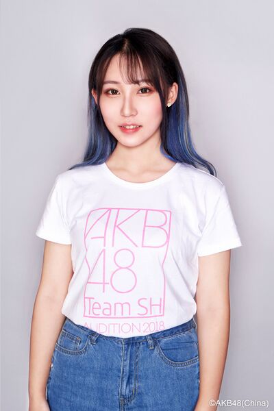 ファイル:2018年AKB48 Team SHプロフィール 刘奕含.jpg