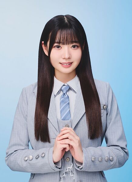 ファイル:2026年日向坂46プロフィール 坂井新奈.jpg