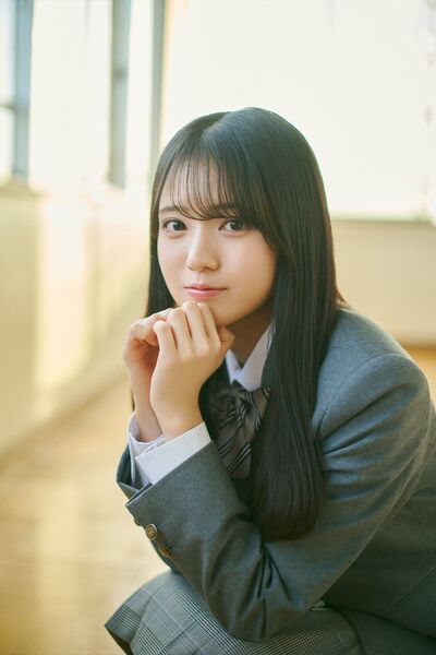ファイル:2025年乃木坂46プロフィール 全身 瀬戸口心月.jpg