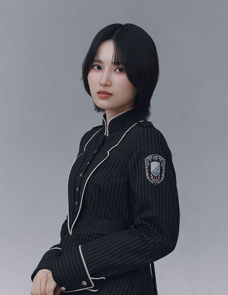 ファイル:2025年櫻坂46プロフィール 的野美青 3.jpg