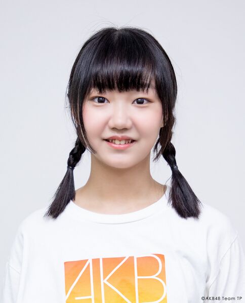 ファイル:2025年AKB48 Team TPプロフィール 劉曣甯.jpg