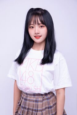 2020年AKB48 Team SHプロフィール 彭露萱.jpg