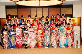 2017年1月10日に行われた神田明神での48グループ「成人の儀」。着物を着るメンバーの中、木下百花（前列右端）は初めて和装以外となる「旧国鉄の車掌服」を着用した。