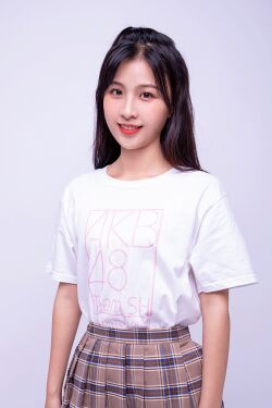 2020年AKB48 Team SHプロフィール 周陈雨轩.jpg
