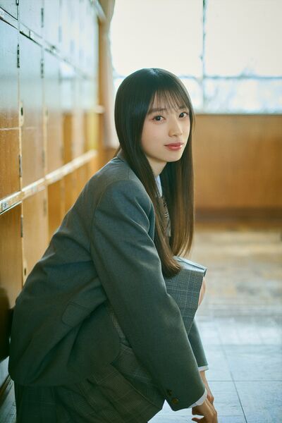 ファイル:2025年乃木坂46プロフィール 全身 矢田萌華.jpg