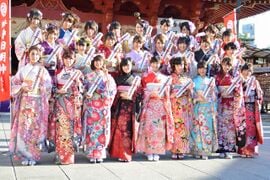 2014年1月13日に行われた神田明神での48グループ「成人の儀」。当時主力クラスの渡辺麻友、山本彩、渡辺美優紀、島崎遥香らが新成人となった。