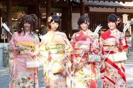 2013年1月13日に行われた乃木神社での乃木坂46「成人式」。 （左から）松村沙友理、橋本奈々未、白石麻衣、衛藤美彩。