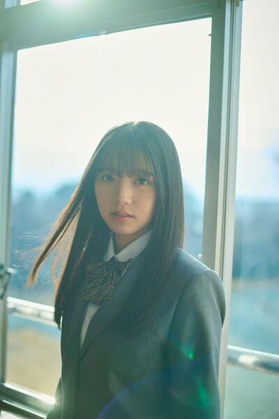 ファイル:2025年乃木坂46プロフィール 全身 海邉朱莉.jpg