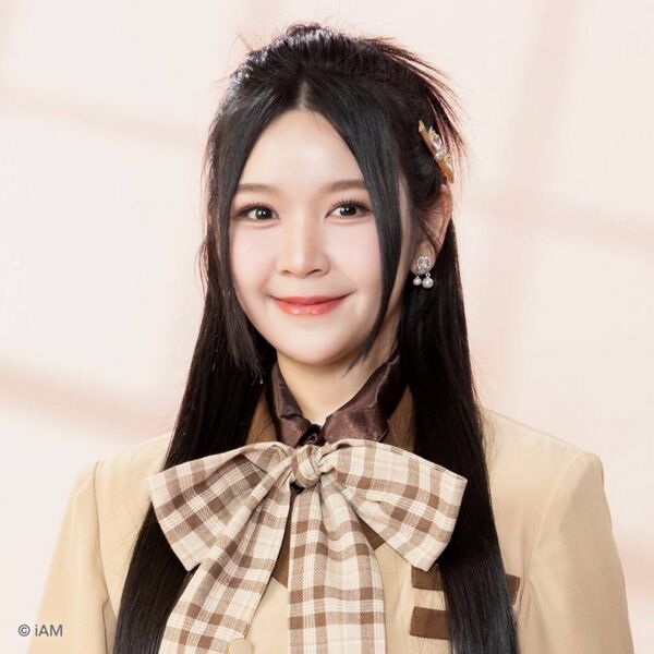 ファイル:2025年BNK48プロフィール Earth 3.jpg