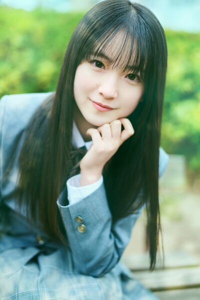 ファイル:2025年乃木坂46プロフィール 全身 鈴木佑捺.jpg