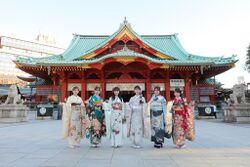 2025年成人式 集合写真 AKB48.jpg