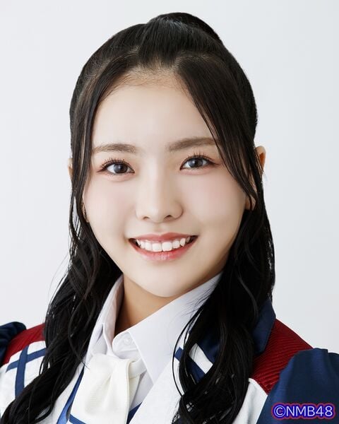 ファイル:2025年NMB48プロフィール 三鴨くるみ.jpg