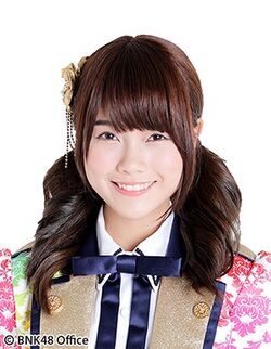 2017年BNK48プロフィール Praewa Suthamphong 3.jpg