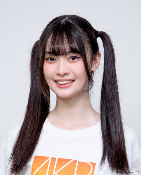 ファイル:2025年AKB48 Team TPプロフィール 呂昕恩.jpg