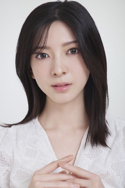 ファイル:2025年エイベックス・アスナロ・カンパニープロフィール 菅原りこ バストアップ.jpg